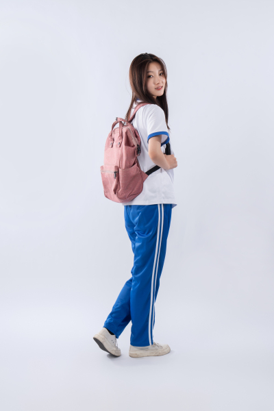 背着粉色书包的可爱女孩图