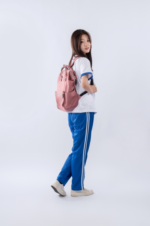 背着粉色书包的可爱女孩图版权图片下载