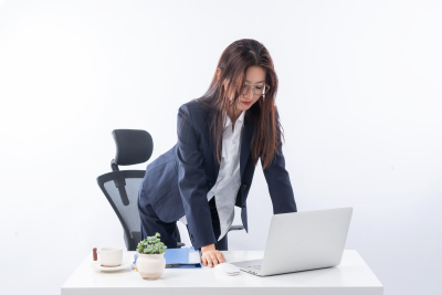 站立看资料的女教师图