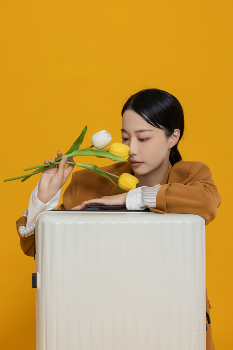 闻花香的女生高清图版权图片下载