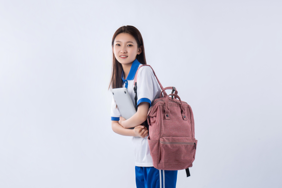 认真学习的女同学图片