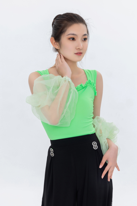 发型简单的女孩近景实拍图版权图片下载