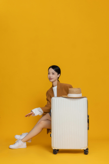 坐在行李箱后面休息的女生实拍图