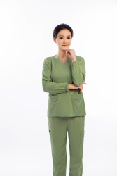 绿色手术服女医生单手扶脸实拍图
