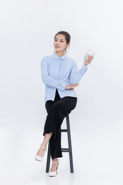 穿蓝衬衣的职场女性高清图