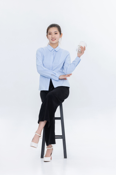 职场白领坐在椅子上实拍图