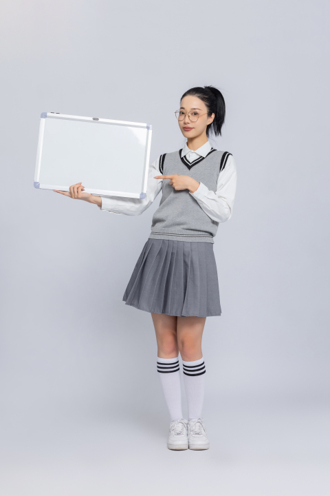 左边举着白板的大学生写真图版权图片下载