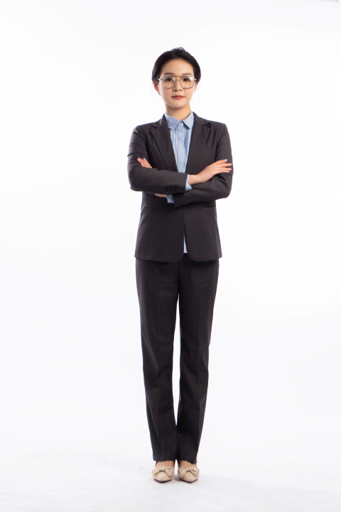 双手交叉放在胸前的女性高清图版权图片下载