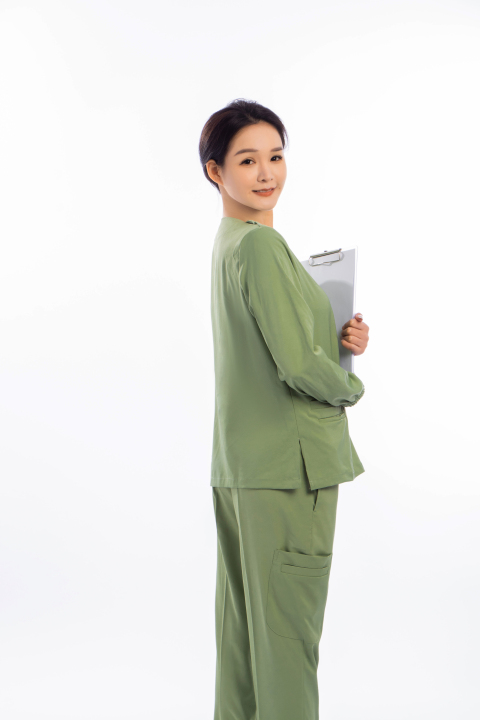 绿色手术服女医生侧身回头实拍图版权图片下载