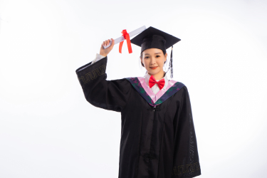 举着毕业证书的博士服女生高清图