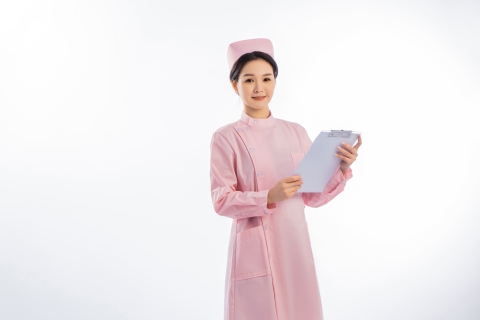 女护士手拿病患资料实拍图