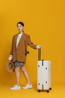 拉着行李箱准备出游的女生高清图