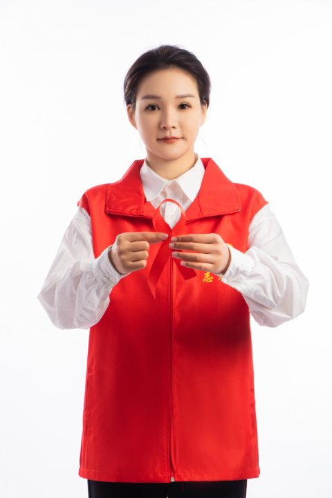 阳光开朗的红马甲志愿者实拍图版权图片下载