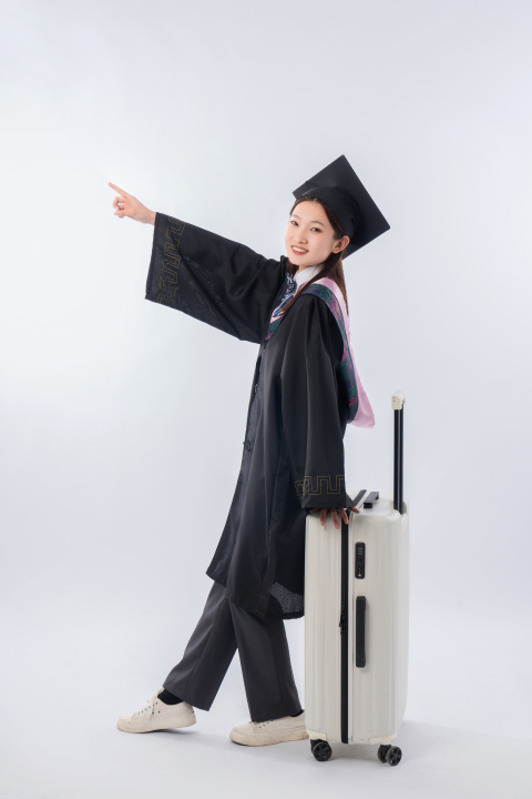 优秀女孩毕业照图版权图片下载