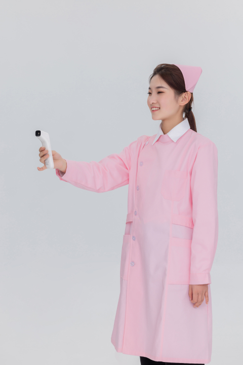 女护士量体温高清图版权图片下载