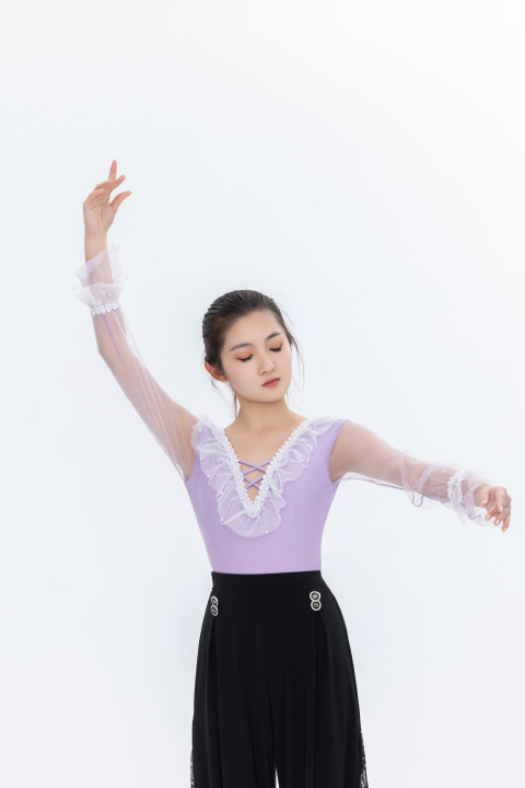 紫衣女孩优美动作高清图版权图片下载