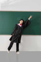活泼好动的毕业女生高清图