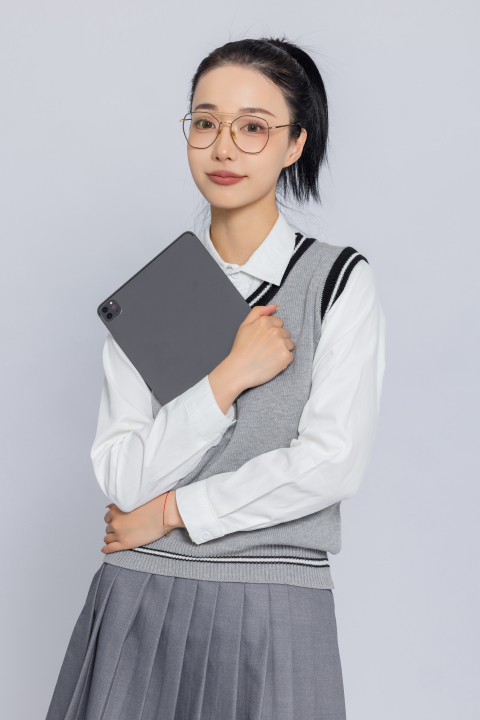 抱着笔记本的女学生高清图版权图片下载