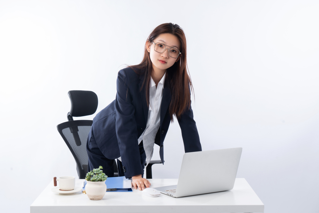 辛勤的女老师形象图版权图片下载