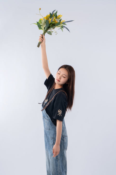 温柔可爱的女孩摄影图版权图片下载