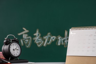 讲桌上的日历和闹钟高清图