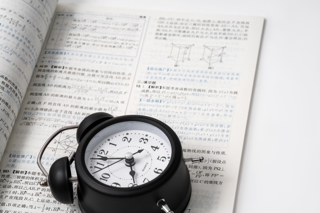 高考倒计时的闹钟高清图版权图片下载