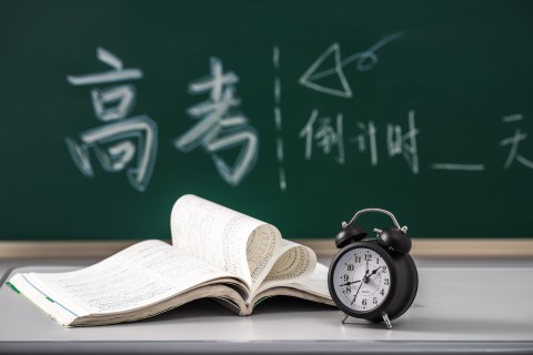 黑板前面的书本和闹钟高清图