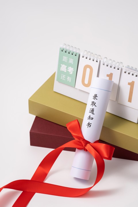 倚靠着日历的通知书实拍图版权图片下载