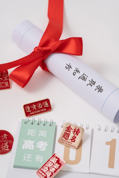 创意录取通知书摆放实拍图版权图片下载