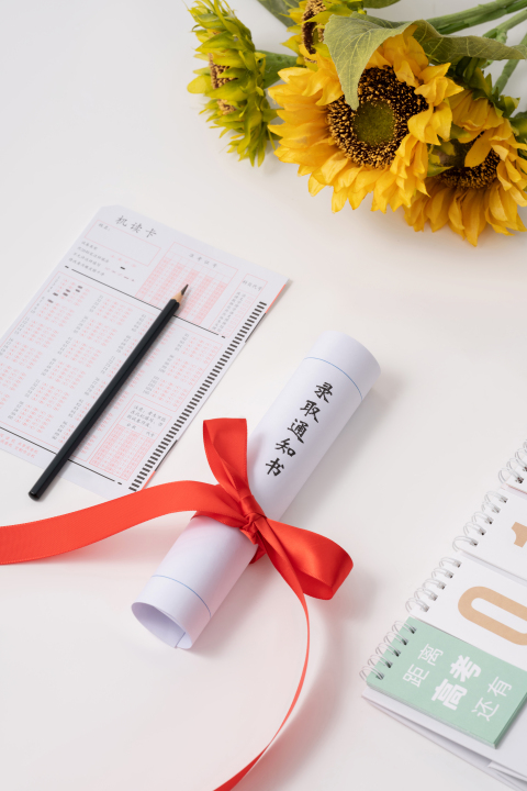 学习收获大学通知书实拍图版权图片下载