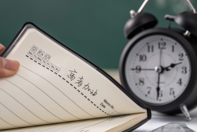 正在翻阅的笔记本助力高考高清图