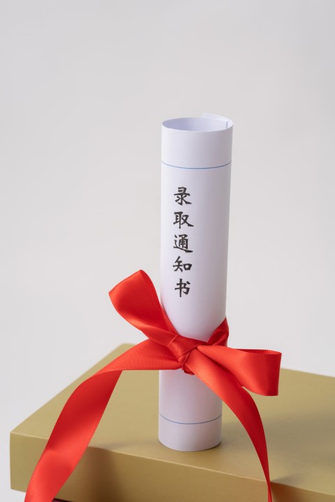 竖立在桌上的通知书实拍图版权图片下载