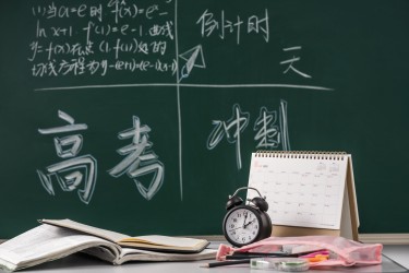 讲桌上的日历书本和闹钟高清图
