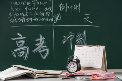 讲桌上的日历书本和闹钟高清图