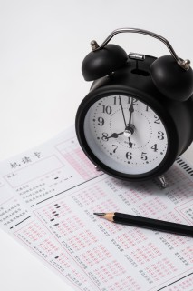 答题卡上的闹钟和笔高考倒计时高清图