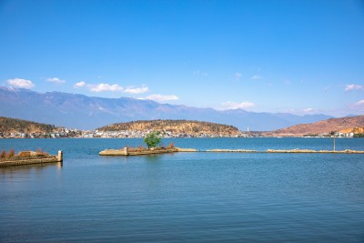湖面小岛风景图