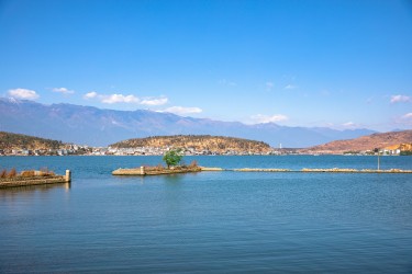 湖面小岛风景图