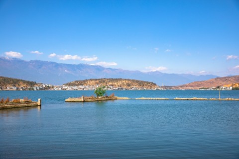 湖面小岛风景图