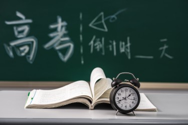 讲桌上的课本和闹钟高清图
