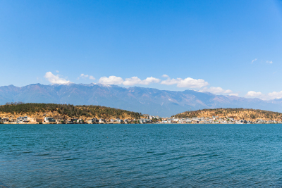 蓝色的洱海风景图