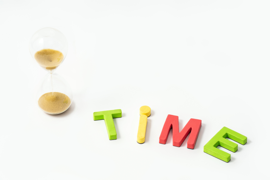 彩色积木拼出来的TIME高清图版权图片下载