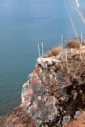 礁石湖水风景图