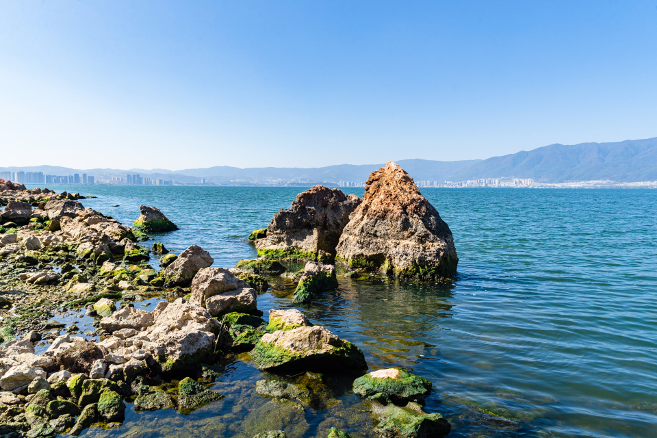 海水礁石美景图