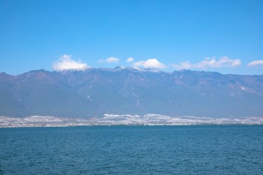 阳光下的大海风景图