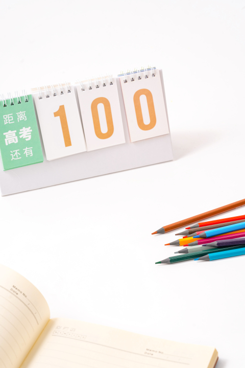 个性日历旁边的彩铅高清图版权图片下载