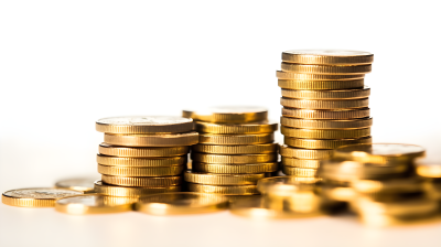 白色表面上一堆金币的摄影图片