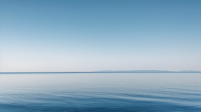 纯净水面湛蓝天空摄影图