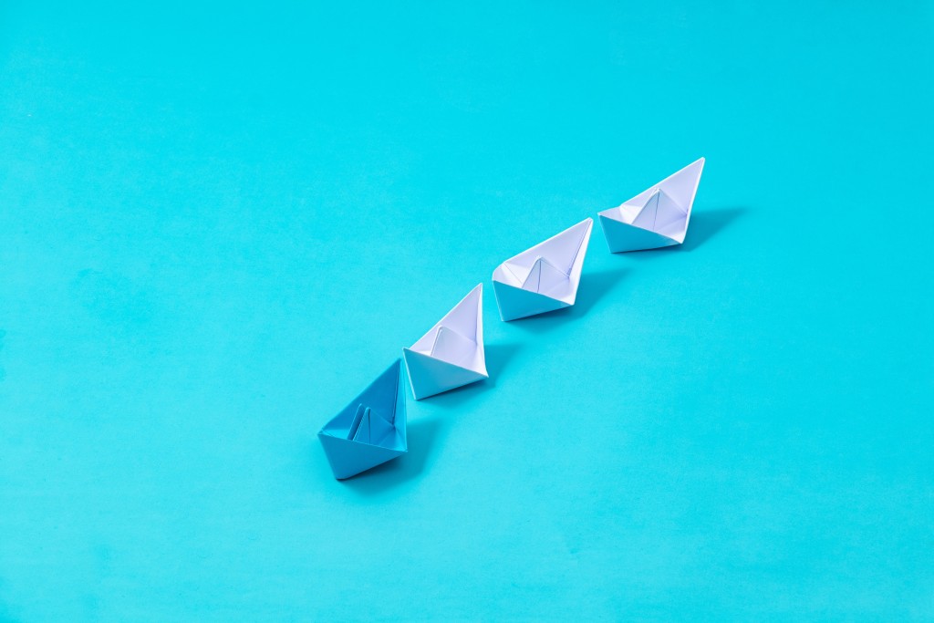 白色折纸小船近景摄影图版权图片下载