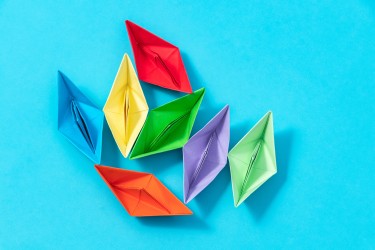 创意折纸小船摄影图