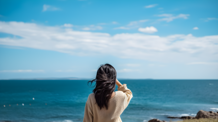 静立海边观天际，摄影图